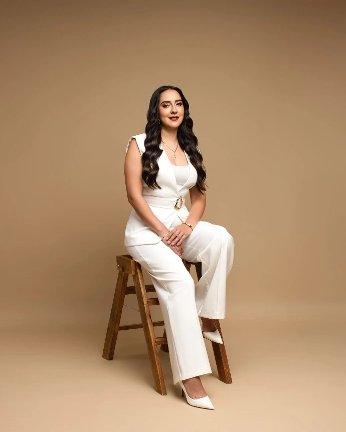 Retrato femenino editorial de mujer sentada en estudio fotográfico en Atizapán, Estado de México.