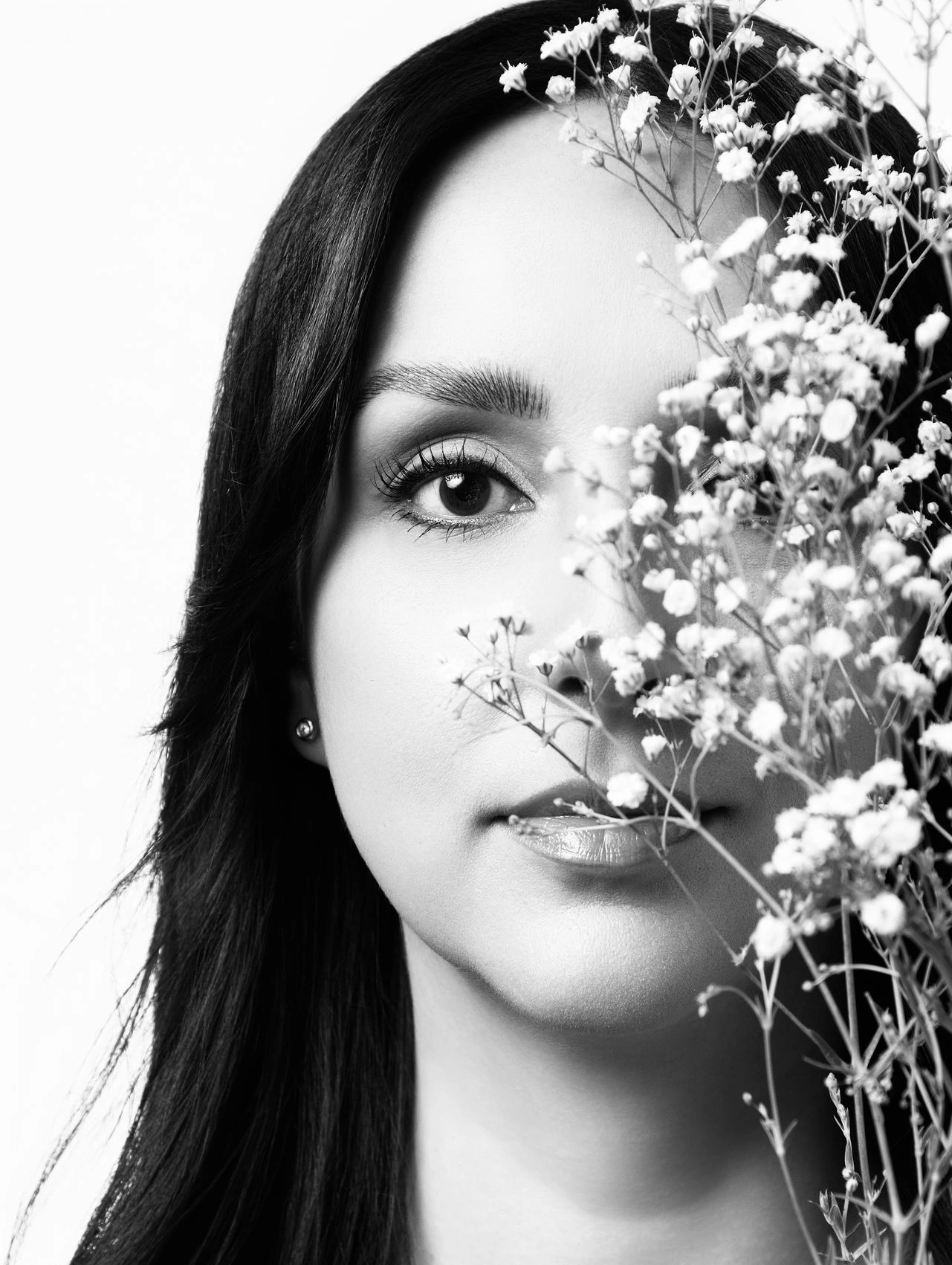 Retrato artístico femenino con efecto de flores y doble exposición.