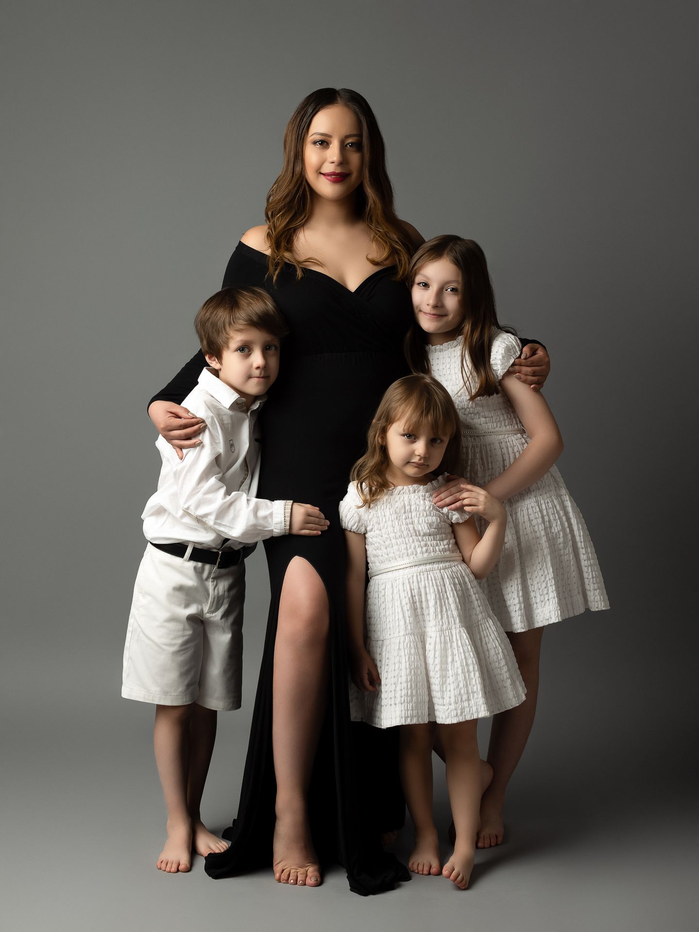 Fotografía familiar de madre e hijas realizada en estudio boutique.
