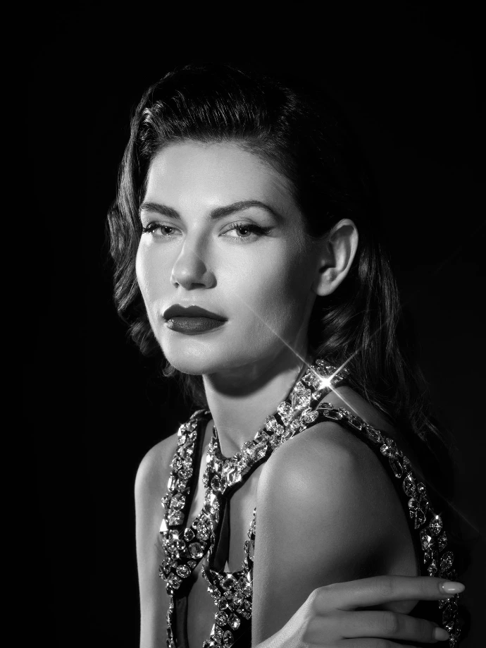 Retrato femenino en blanco y negro con estilo editorial.
