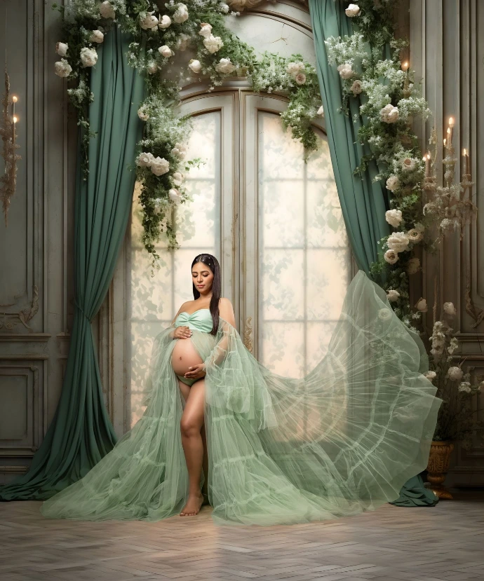 Retrato de embarazo con vestido verde en estudio fotográfico.