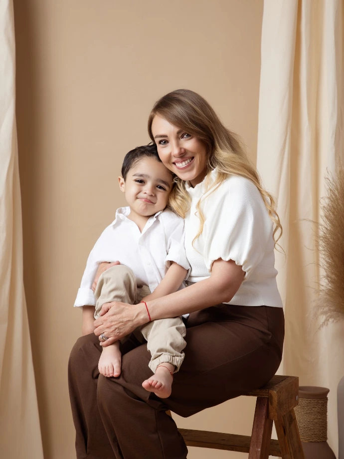 Familia disfrutando una sesión fotográfica profesional en estudio.