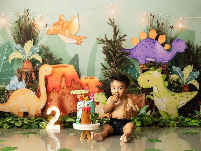 Bebé celebrando su primer cumpleaños durante una sesión Cake Smash.