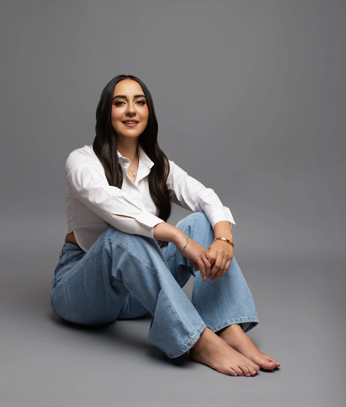 Retrato femenino casual con jeans realizado en estudio fotográfico.