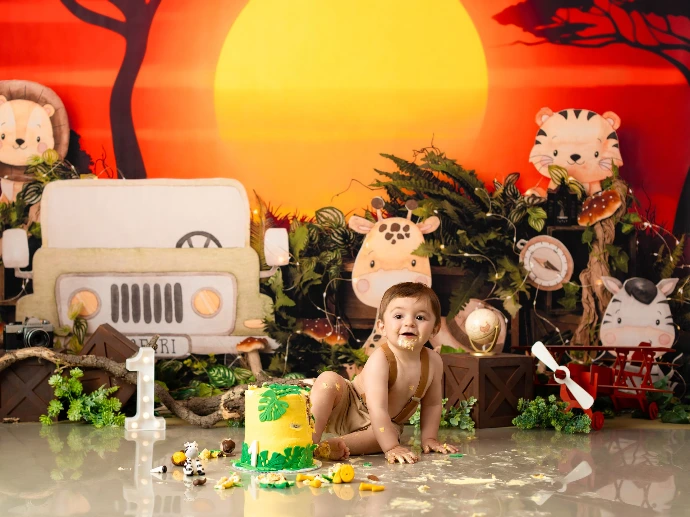 Bebé celebrando su primer cumpleaños durante una sesión Cake Smash.
