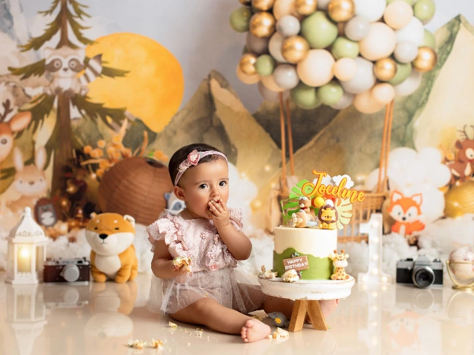 Bebé celebrando su primer cumpleaños durante una sesión Cake Smash.