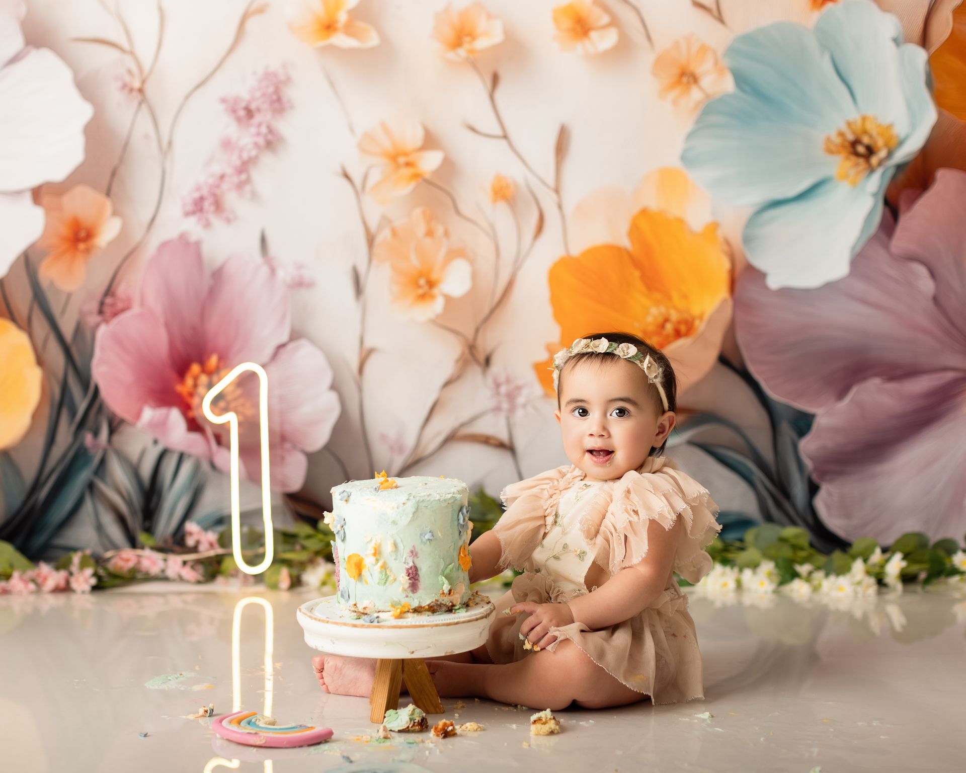 Bebé celebrando su primer cumpleaños durante una sesión Cake Smash.