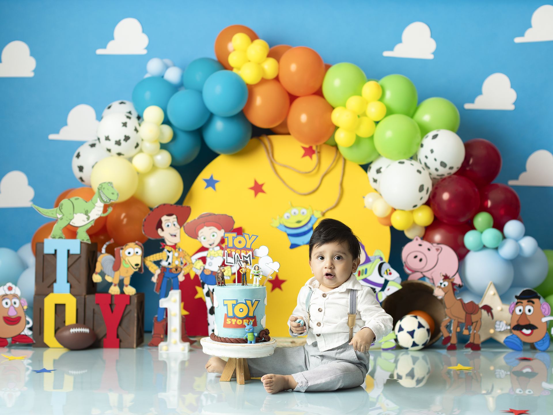 Bebé celebrando su primer cumpleaños durante una sesión Cake Smash.