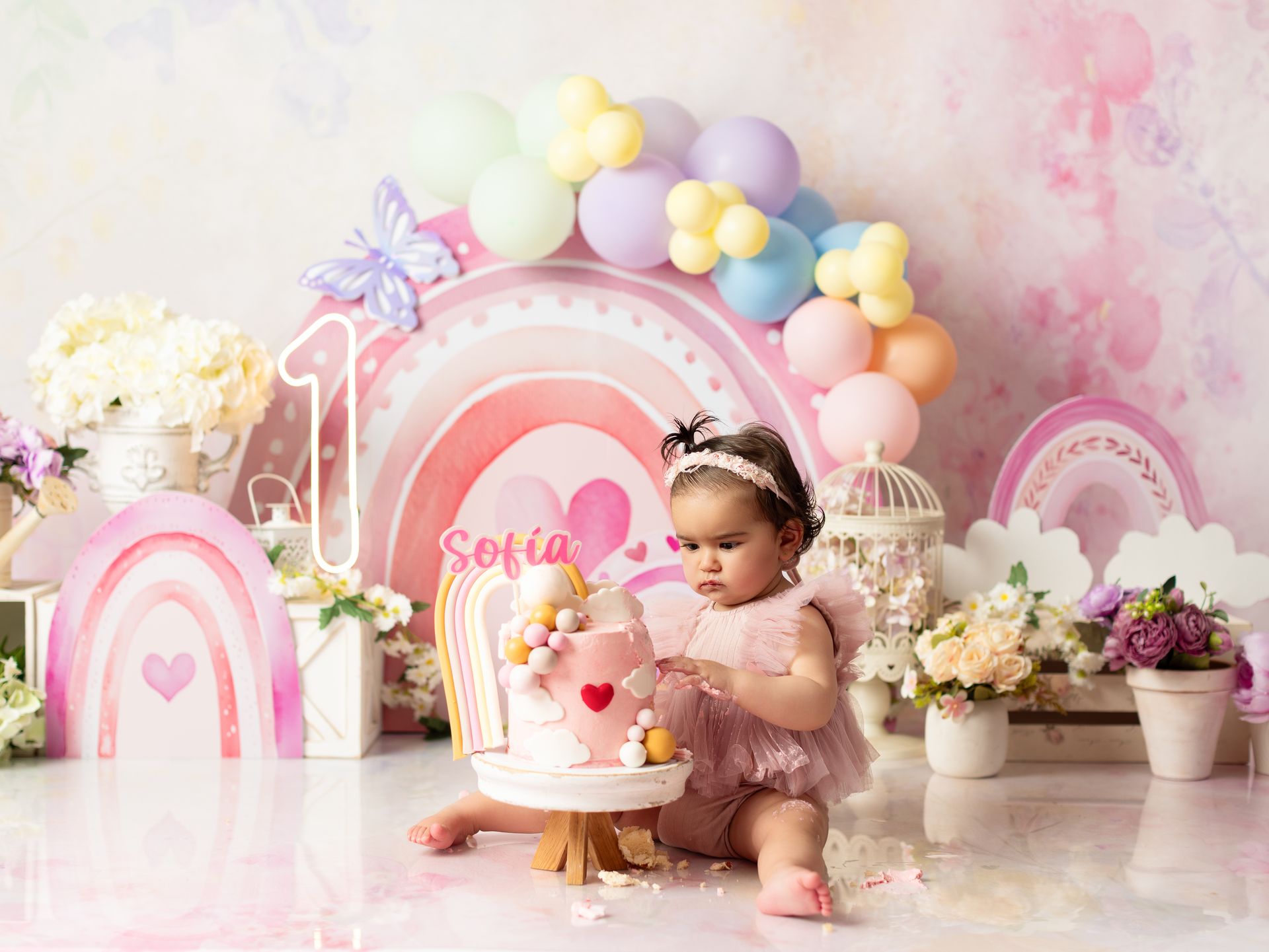 Bebé celebrando su primer cumpleaños durante una sesión Cake Smash.