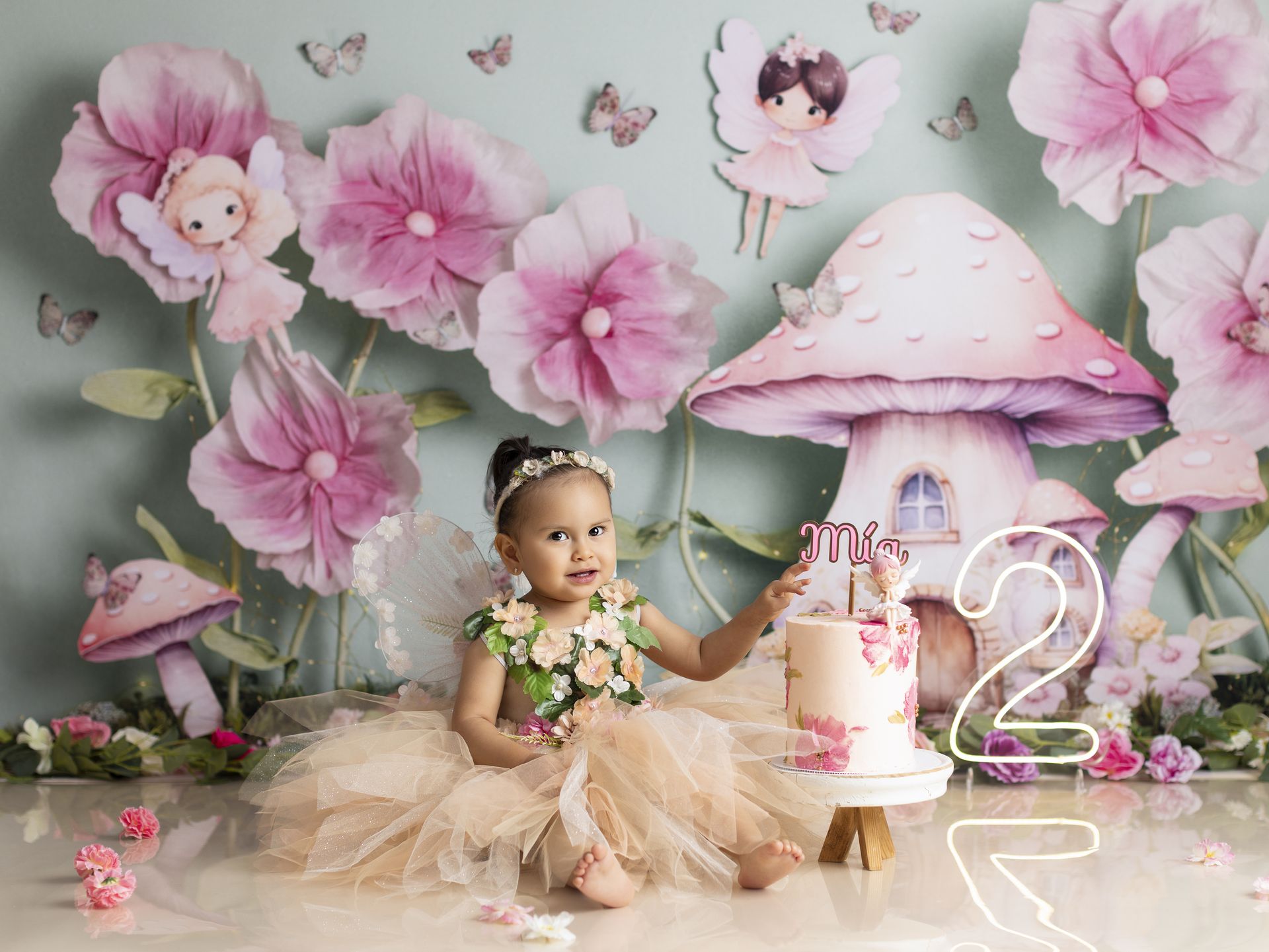 Bebé celebrando su primer cumpleaños durante una sesión Cake Smash.