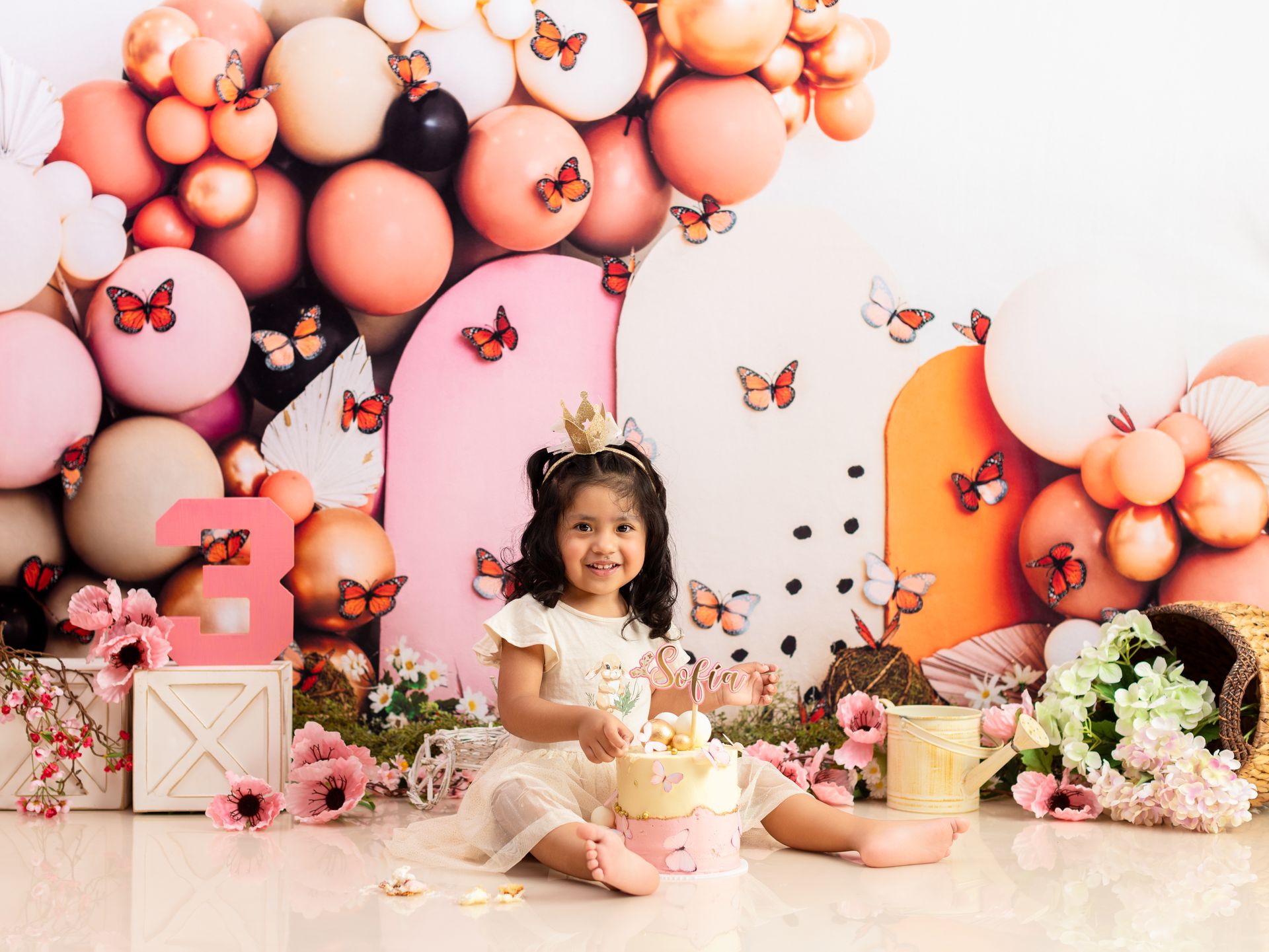 Bebé celebrando su primer cumpleaños durante una sesión Cake Smash.