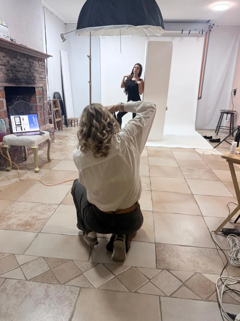 Judit Elek trabajando durante una sesión en su estudio fotográfico