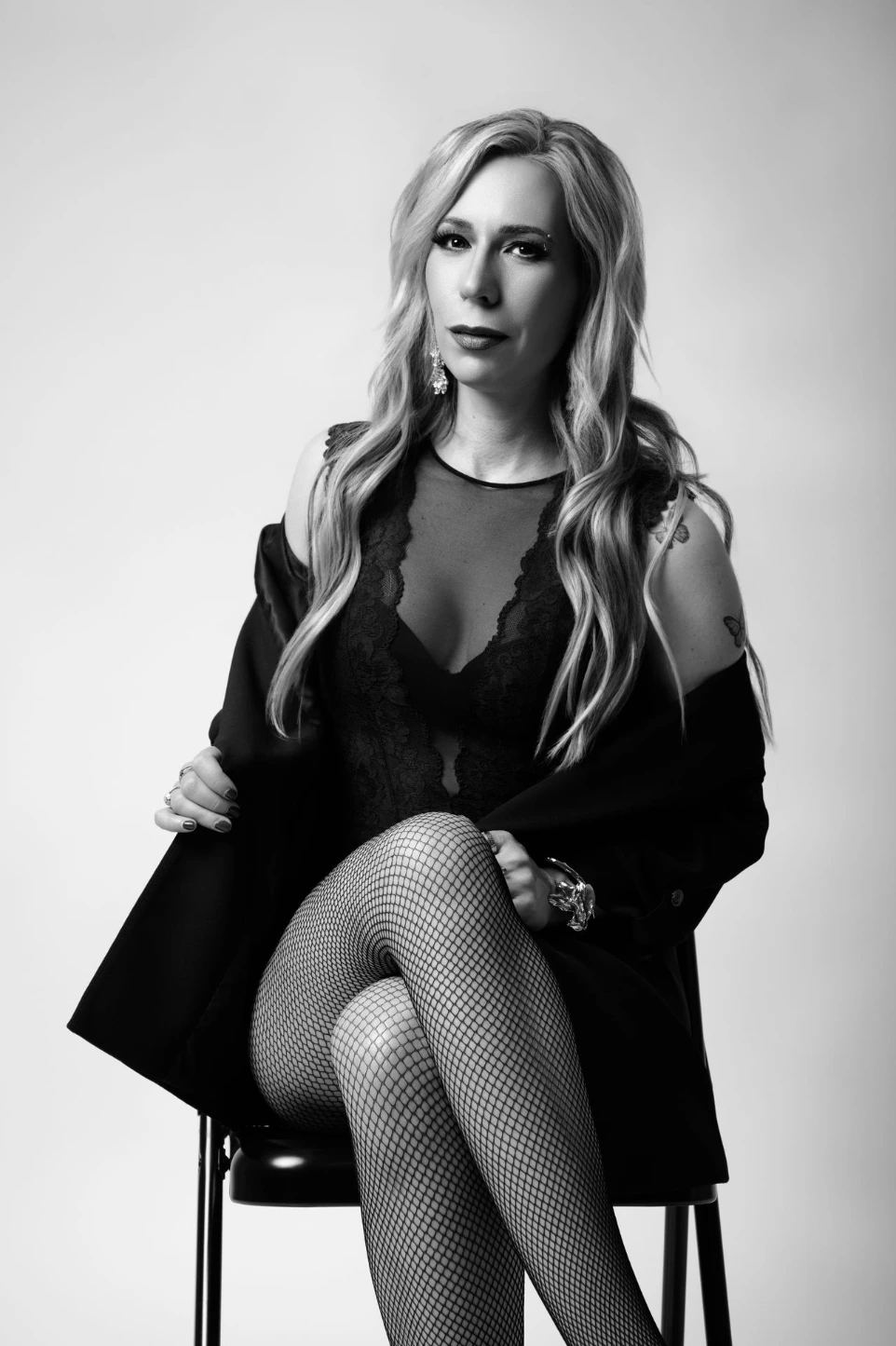 Retrato femenino editorial en blanco y negro realizado en estudio en Atizapán de Zaragoza, Estado de México.