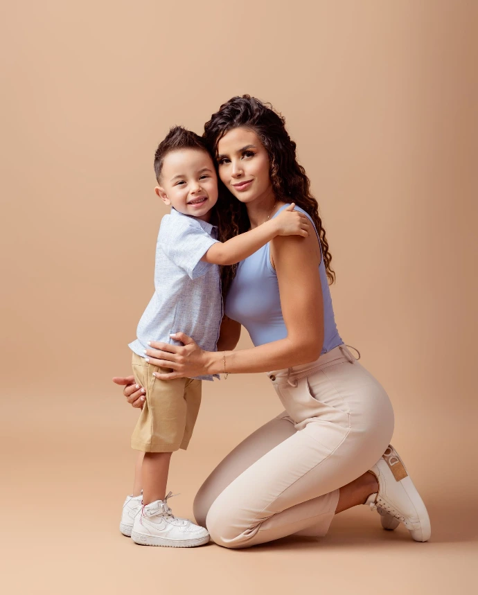 Sesión familiar de madre e hijo con fondo neutro y estilo natural y atemporal realizado en estudio en Atizapán de Zaragoza, Estado de México..