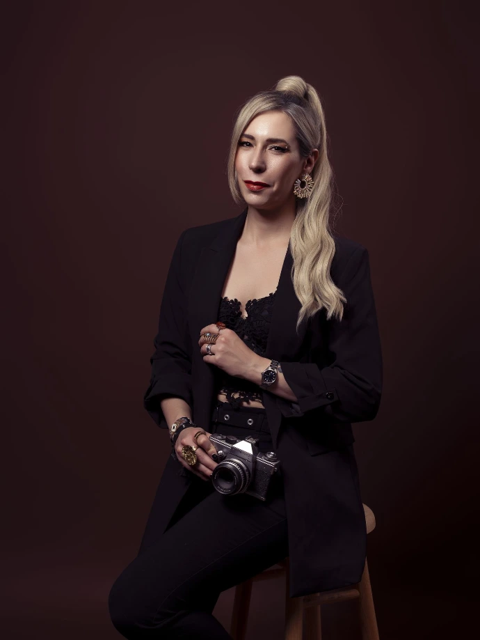 Retrato de Judit Elek, fotógrafa profesional y fundadora de Judit Elek Photography.