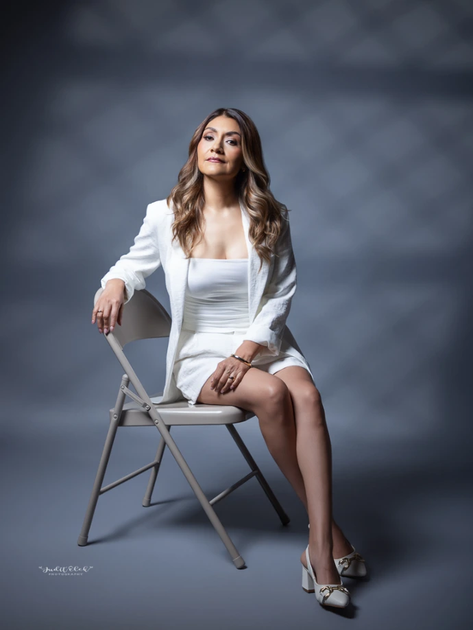 Retrato femenino editorial de mujer sentada en estudio boutique en Atizapán.