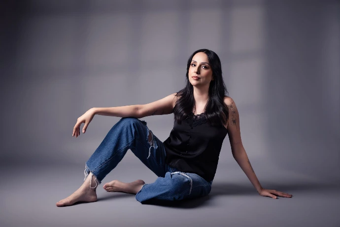 Fotografía de retrato femenino con estilo minimalista y pose natural.