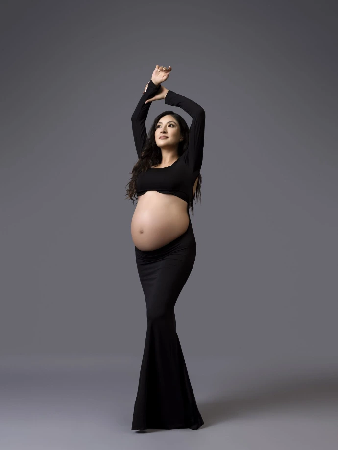 Sesión de embarazo elegante con vestido negro realizada en estudio en Atizapán.