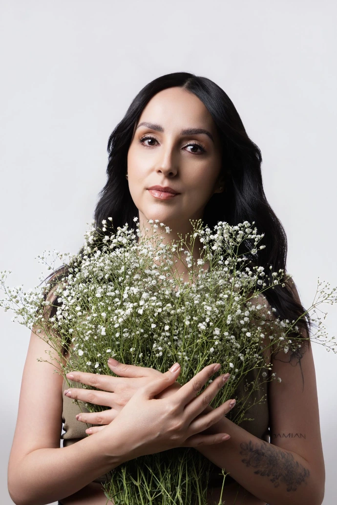 Retrato femenino editorial con flores naturales realizado en estudio boutique.