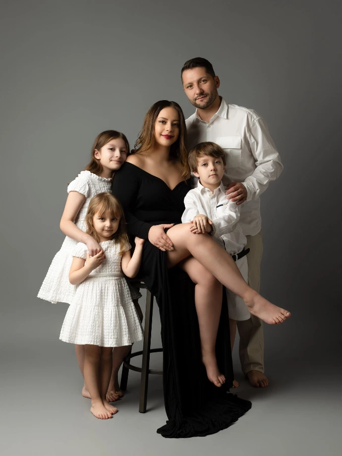 Fotografía familiar de padres e hijos realizada en estudio boutique.