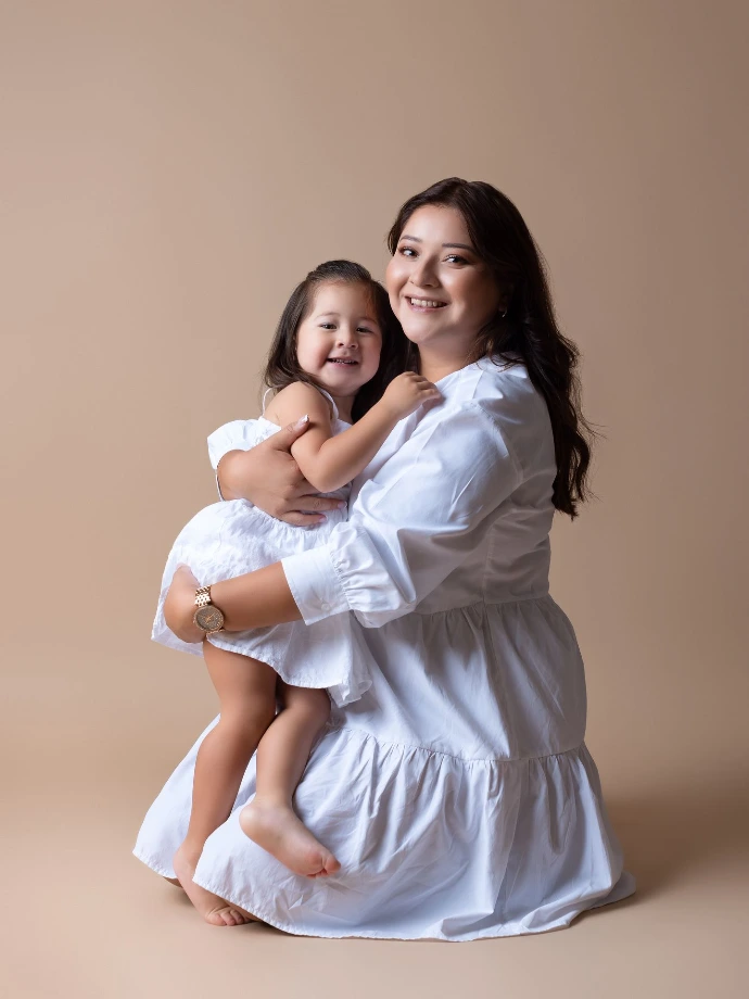 Retrato Mommy &amp; Baby de mamá con su bebé en estudio fotográfico.