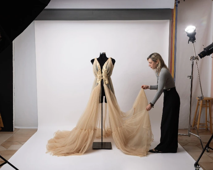 Judit Elek preparando el vestuario en su estudio fotográfico boutique en Zona Esmeralda, Estado de México.