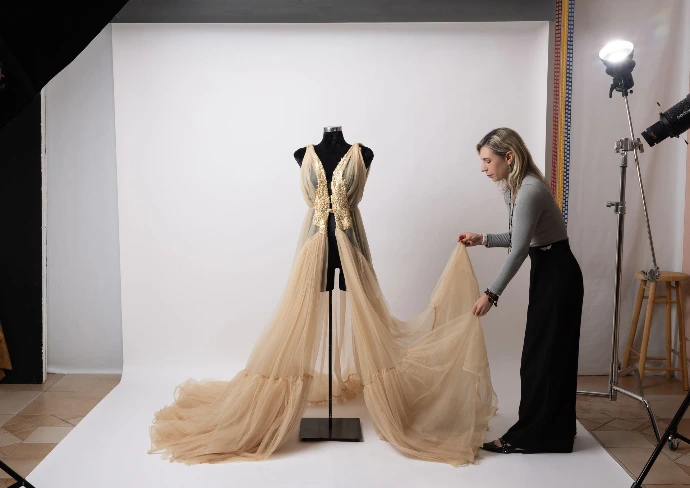 Judit Elek preparando el vestuario en su estudio fotográfico boutique en Zona Esmeralda, Estado de México.