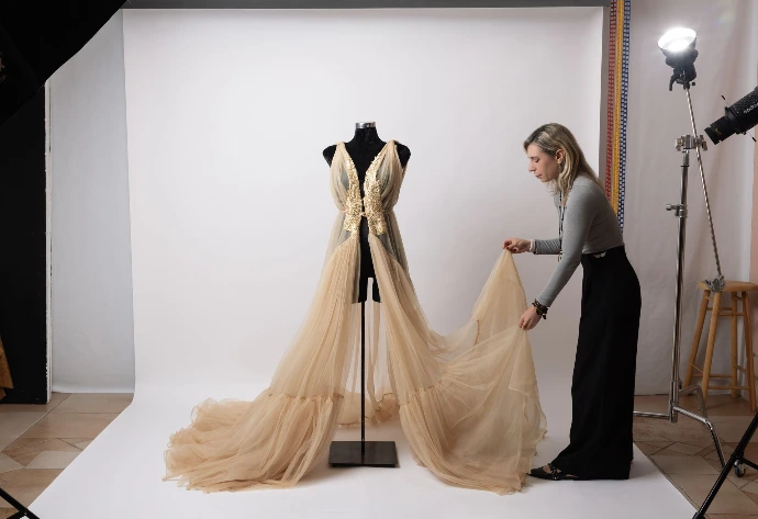 Judit Elek preparando el vestuario para una sesión de embarazo en su estudio.