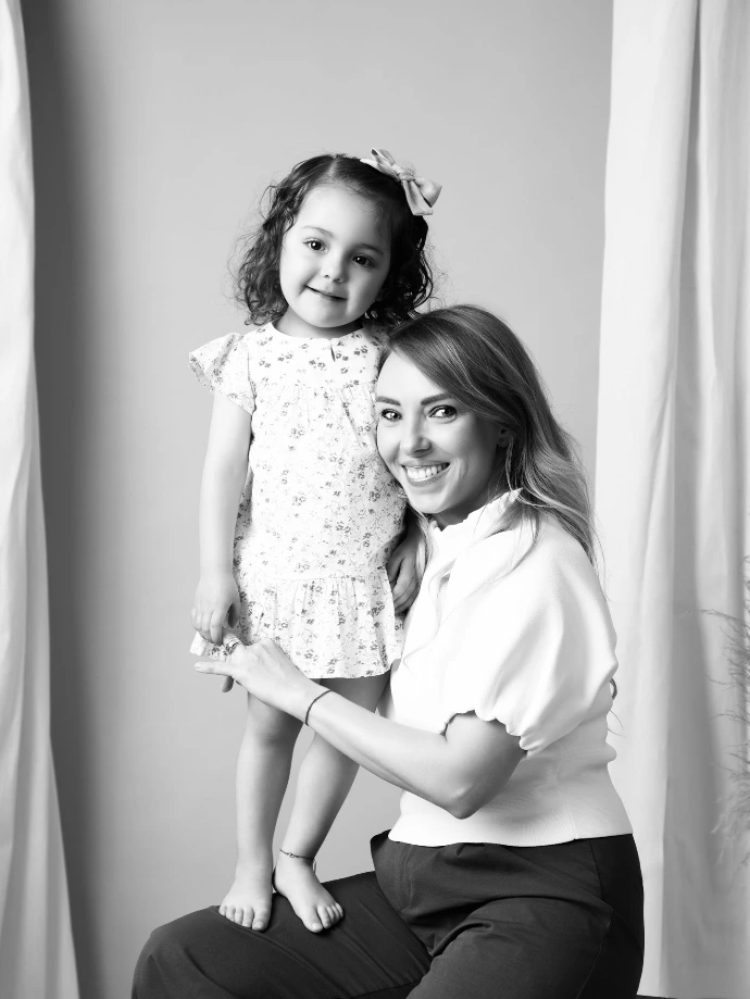Sesión familiar de madre e hija con retrato clásico en blanco y negro.